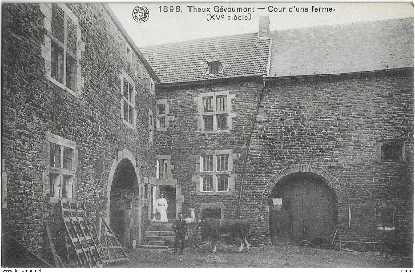 Cour intérieure de la Ferme de la Dîme à Jevoumont, vers 1898. La ferme est alors une exploitation agricole active.