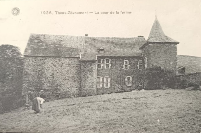 Vue du côté de la Ferme de la Dîme vers 1936, témoignant de la vie agricole du village.