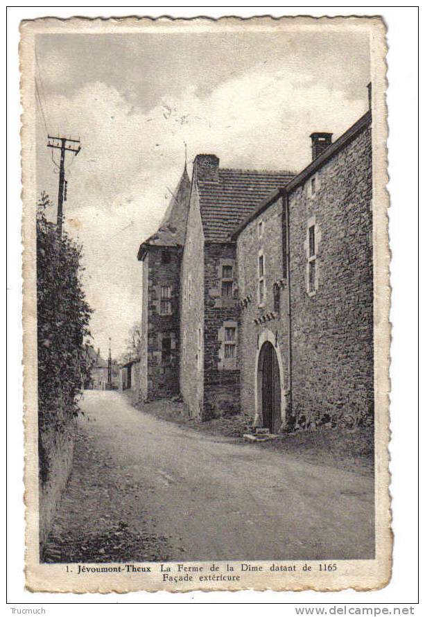 Entrée principale de la Ferme de la Dîme au milieu du XXᵉ siècle. Une tour du bâtiment sera démolie lors de l’élargissement de la route.